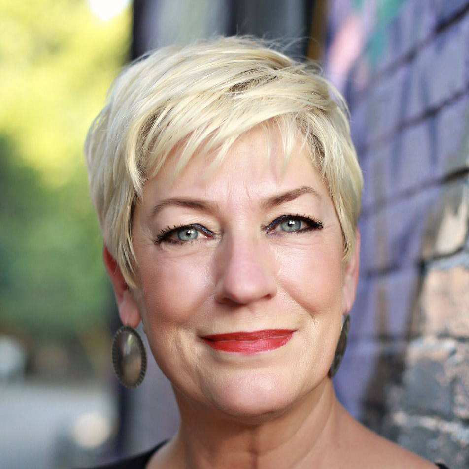 Headshot of Sara Cunningham, founder of Free Mom Hugs